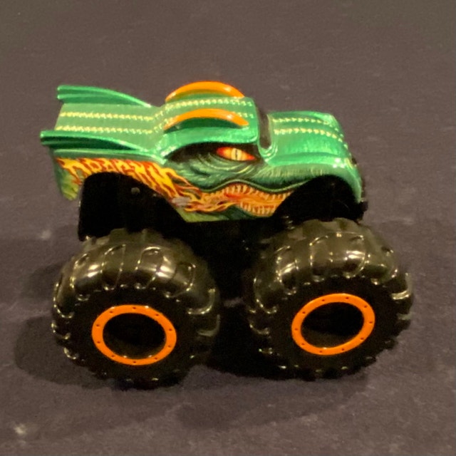 Hot Wheels Monster Jam Battle Playset with 3 cars - photo 4