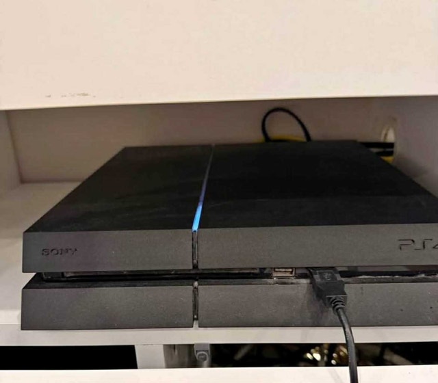 PlayStation 4 Console Bundle - 2 Controllers + 5 Games + HDMI