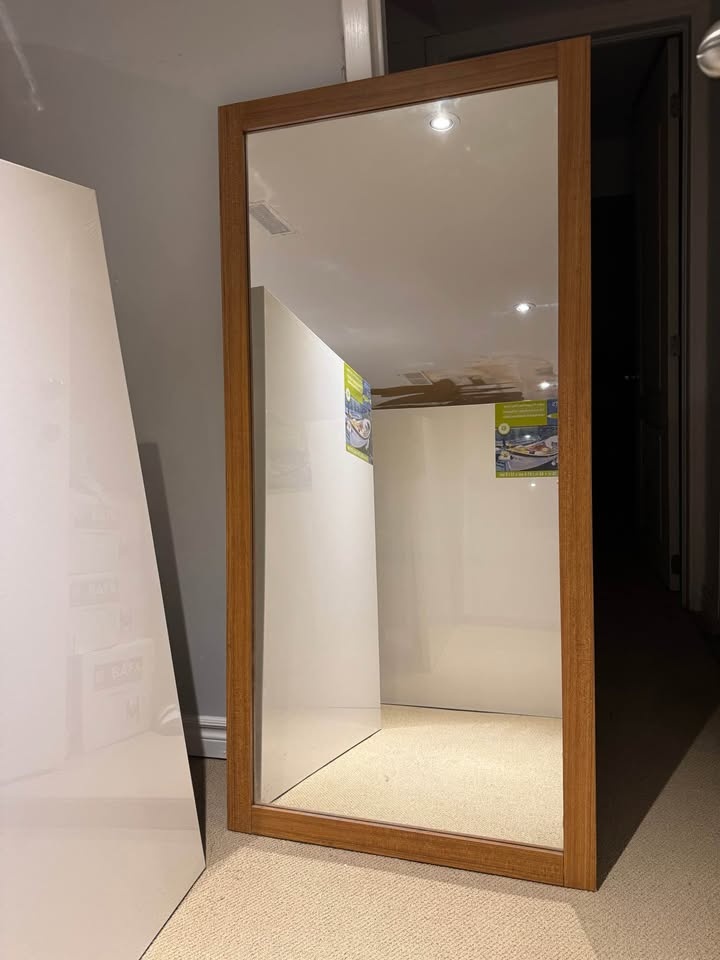 Brown Frame Mirror – Excellent Condition - photo 2