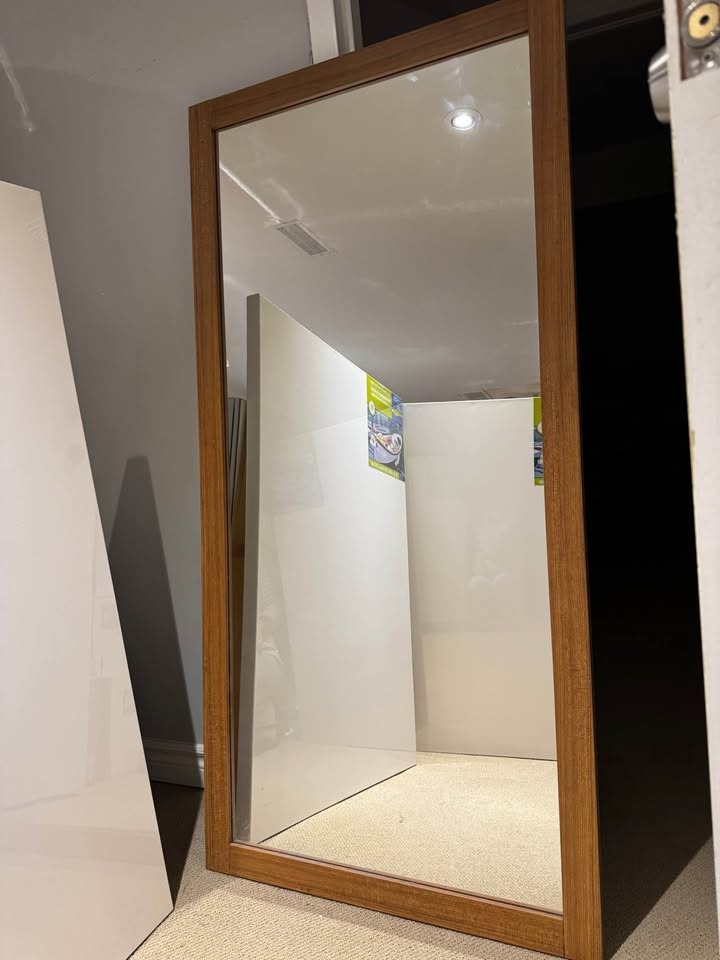 Brown Frame Mirror – Excellent Condition - photo 4