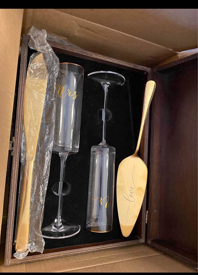 Brand New Engraved Wedding Glass & Cake Utensil Set - photo 3