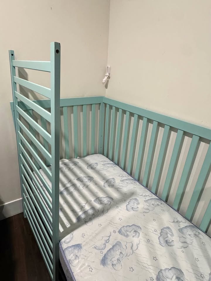 EUC Convertible Crib/Toddler Bed WITH Mattress!