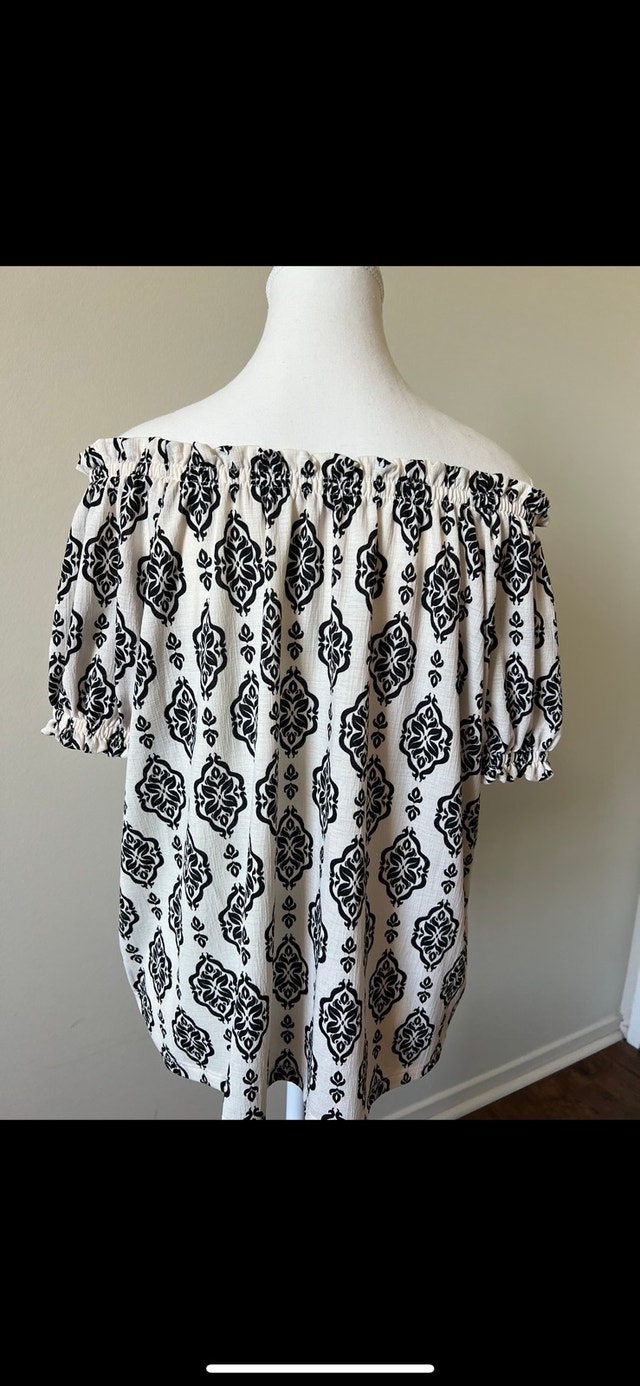 Off-Shoulder Top - Size Medium - photo 5