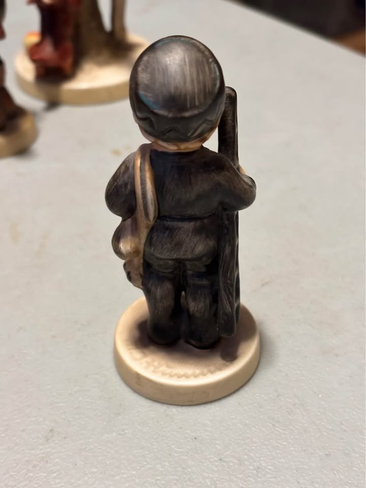 Hummel Chimney Sweep Figurine HUM 12/I - photo 2