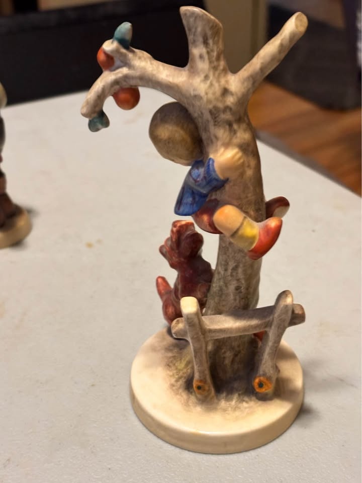Vintage "Culprits" Hummel Figurine - photo 2