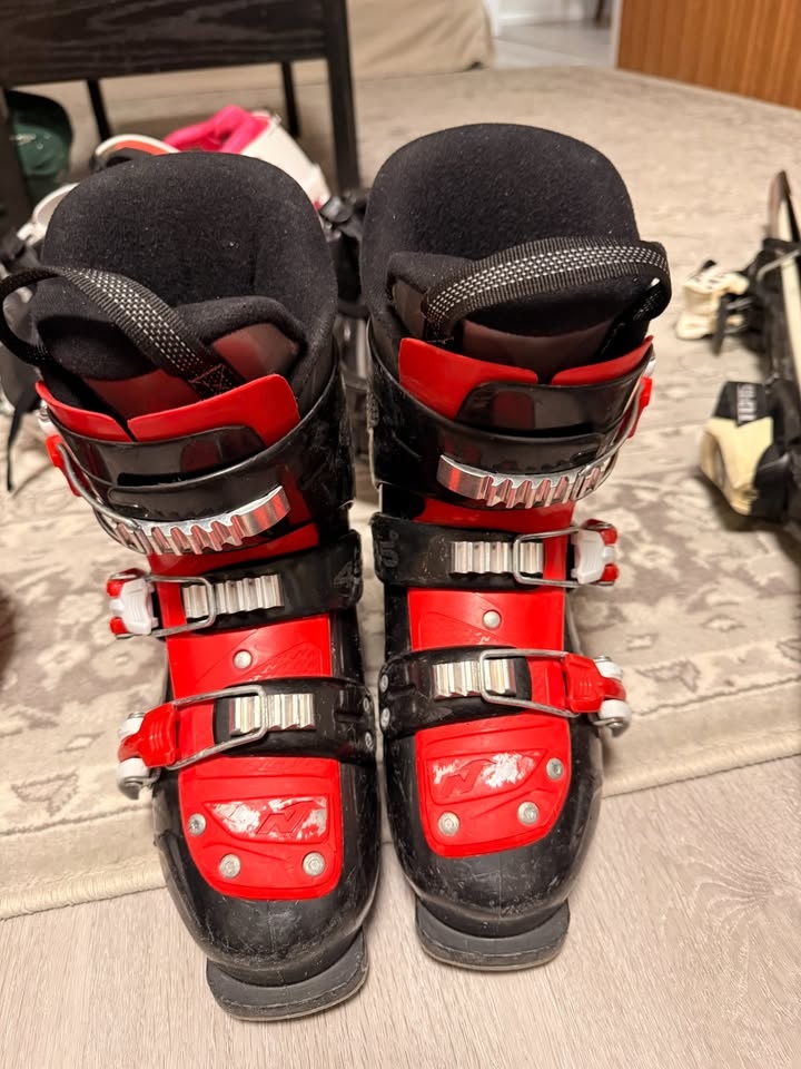 Ski, ski boots and equipment - photo 3
