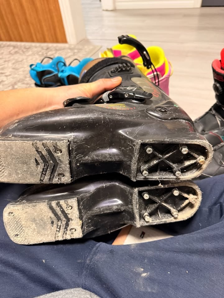 Ski, ski boots and equipment - photo 5
