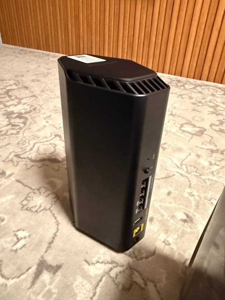 NETGEAR Nighthawk Tri-Band WiFi 7 Router (RS300) - photo 3