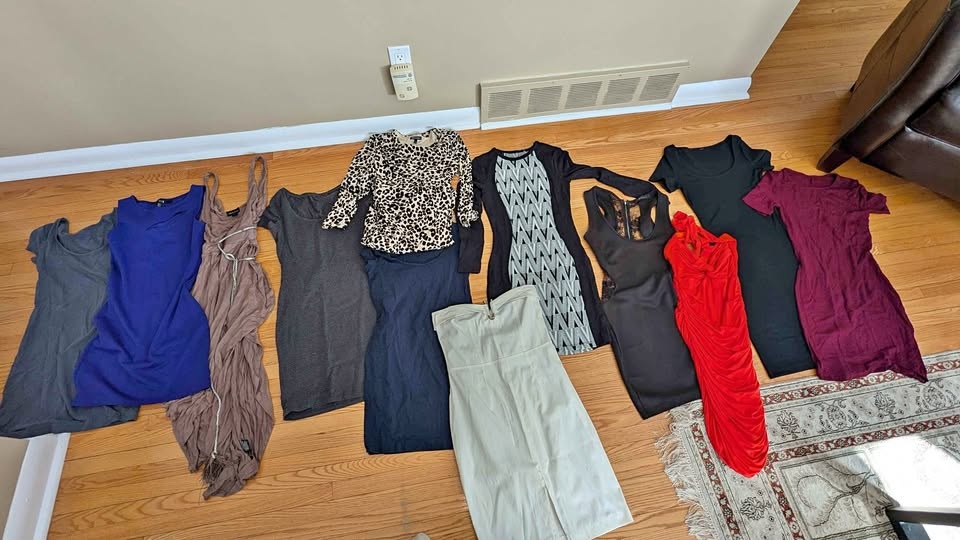 12 Ladies Dresses Size S/Stretchy - Lot Sale