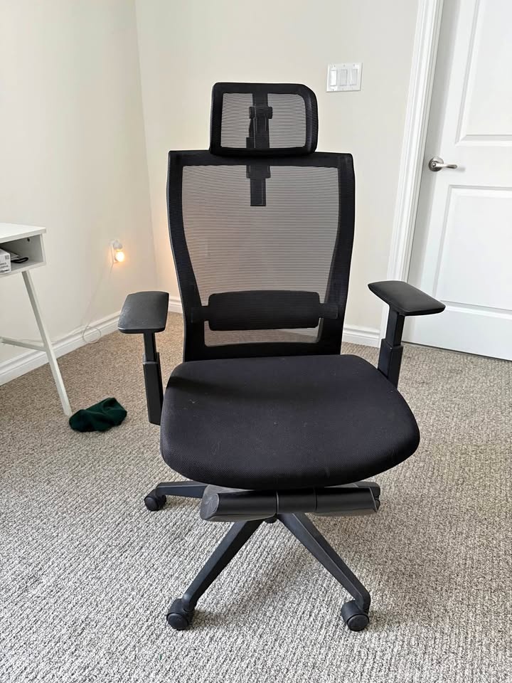 Black Mesh Office Chair w Headrest Footrest