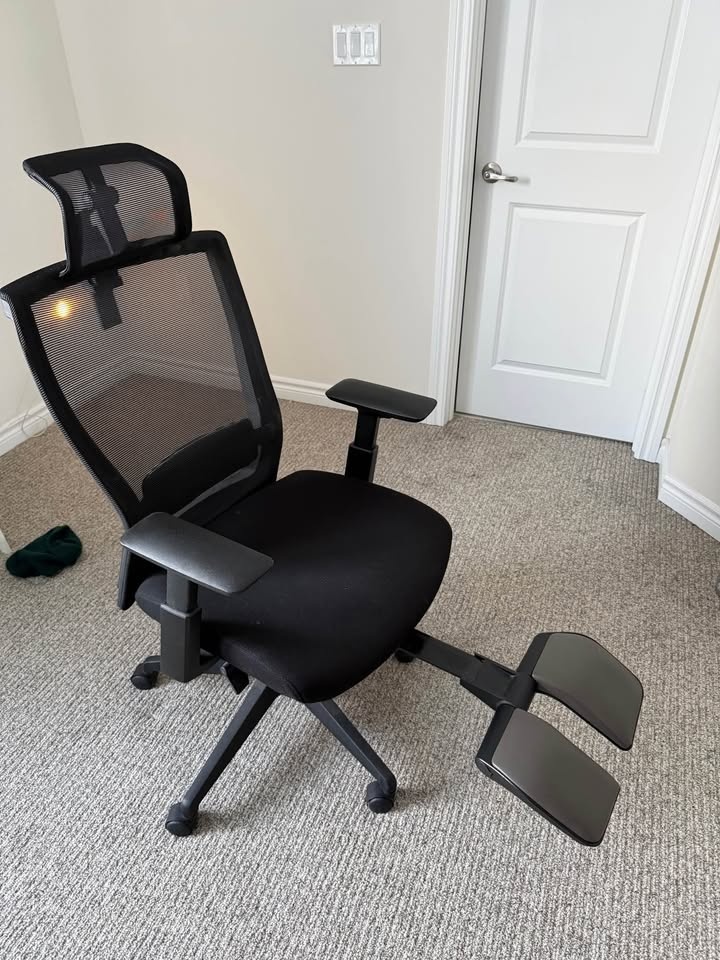 Black Mesh Office Chair w Headrest Footrest - photo 2