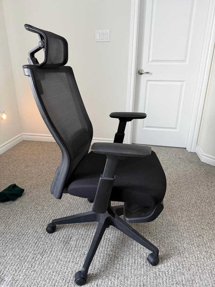 Black Mesh Office Chair w Headrest Footrest - photo 3