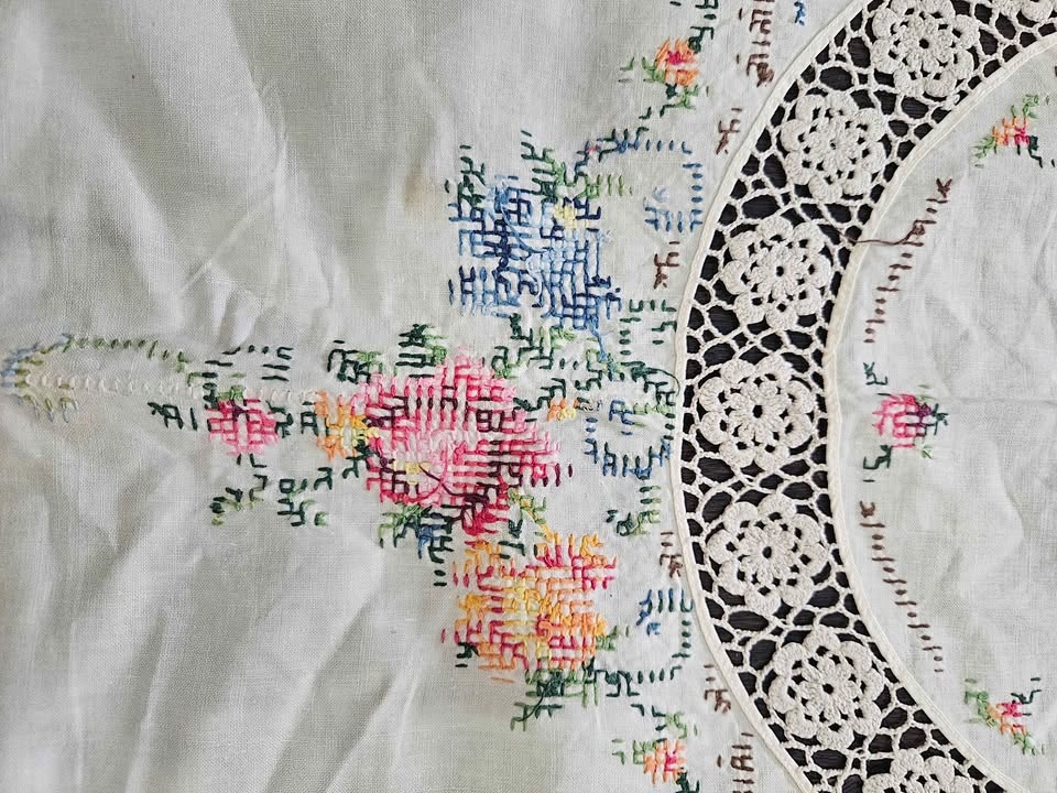 Brand new Chinese hand embroidered table cover, 47x50 inches - photo 3