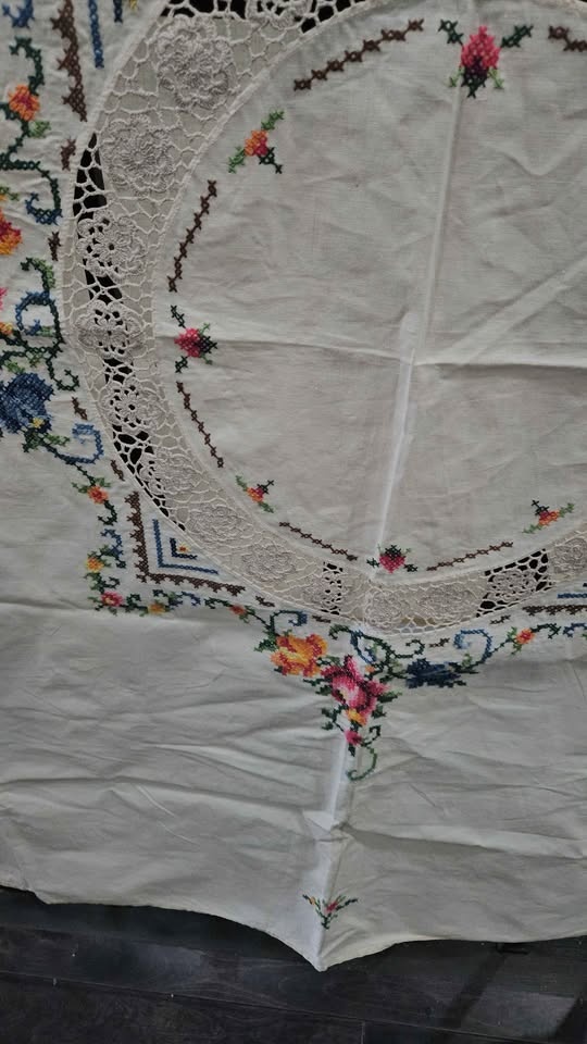 Brand new Chinese hand embroidered table cover, 47x50 inches - photo 4