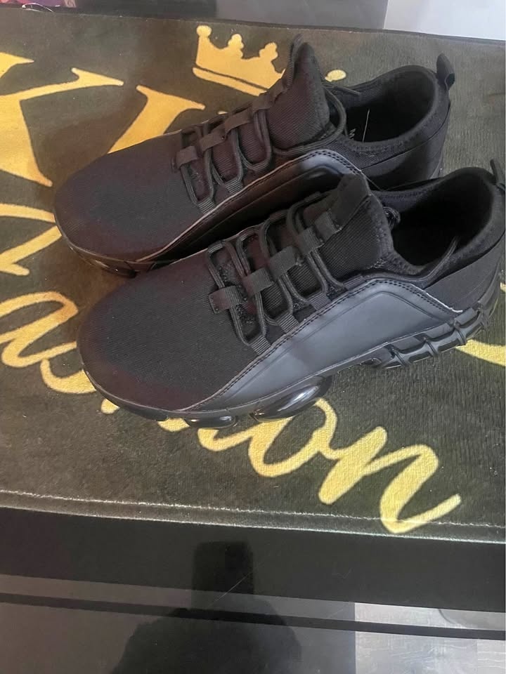 Men’s stylish lightweight sneakers