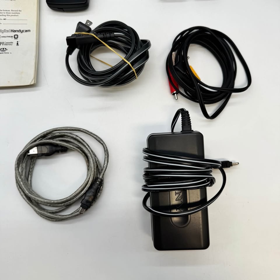 Sony DCR-TRV18 MiniDV Handycam Camcorder – Fully Tested Bundle - photo 2