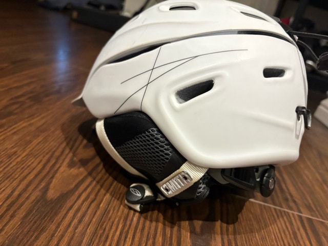 Smith Adult Ski/Snowboard Helmet - White