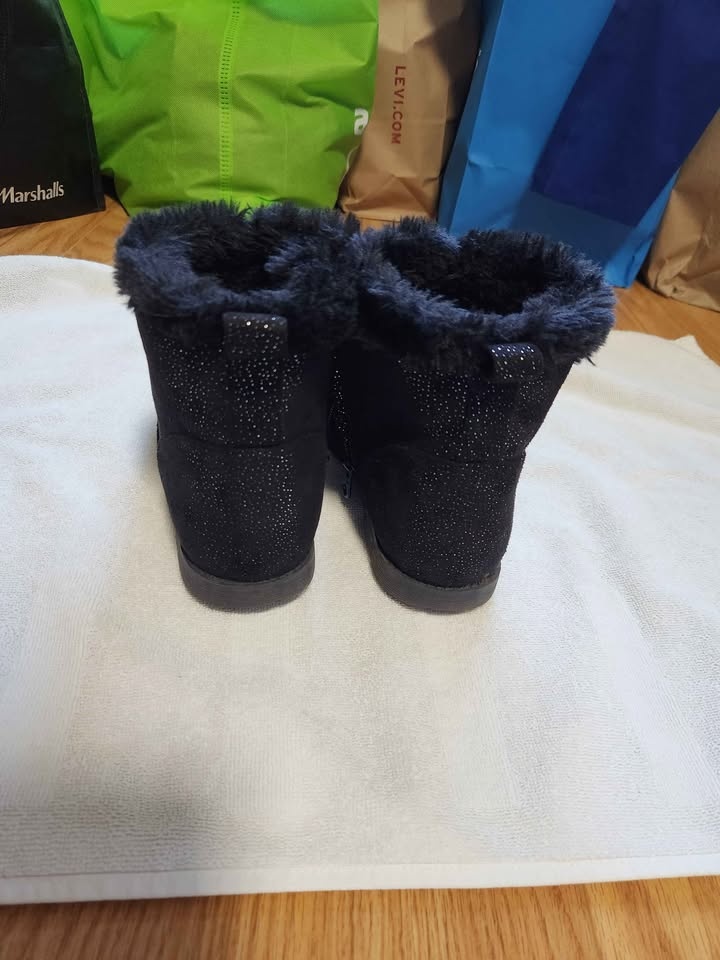 Women’s Black Ankle Boots w/ Faux Fur + Knit Leg Warmers (Est. S - photo 2