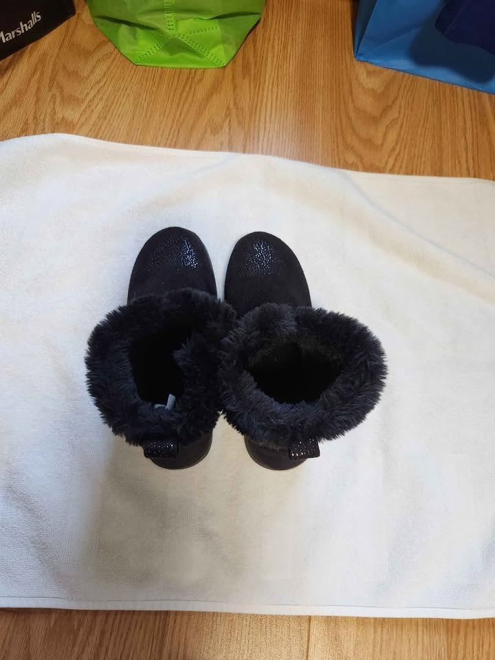Women’s Black Ankle Boots w/ Faux Fur + Knit Leg Warmers (Est. S - photo 3