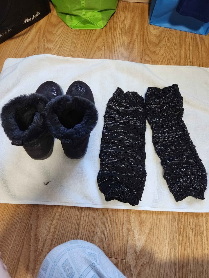Women’s Black Ankle Boots w/ Faux Fur + Knit Leg Warmers (Est. S - photo 5