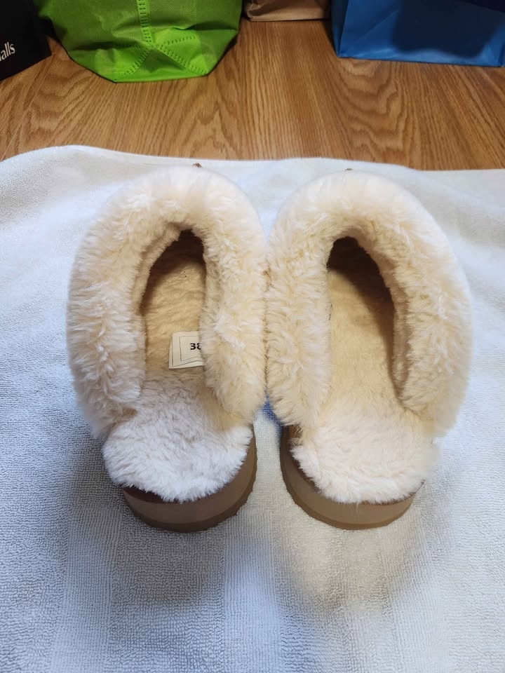Women’s Cozy Shearling Slippers (EU 38 / US 7-7.5) - photo 2