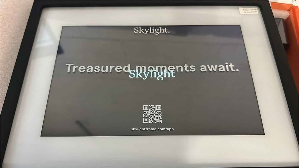 NEW- Skylight Frame WiFi Digital Picture Frame - photo 2