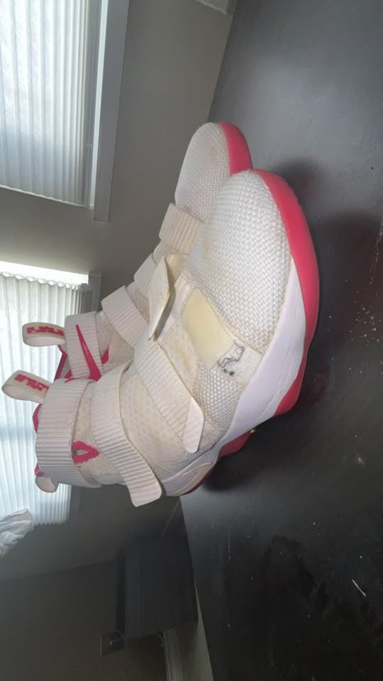 LeBrons size 11 basketball shoes - photo 2