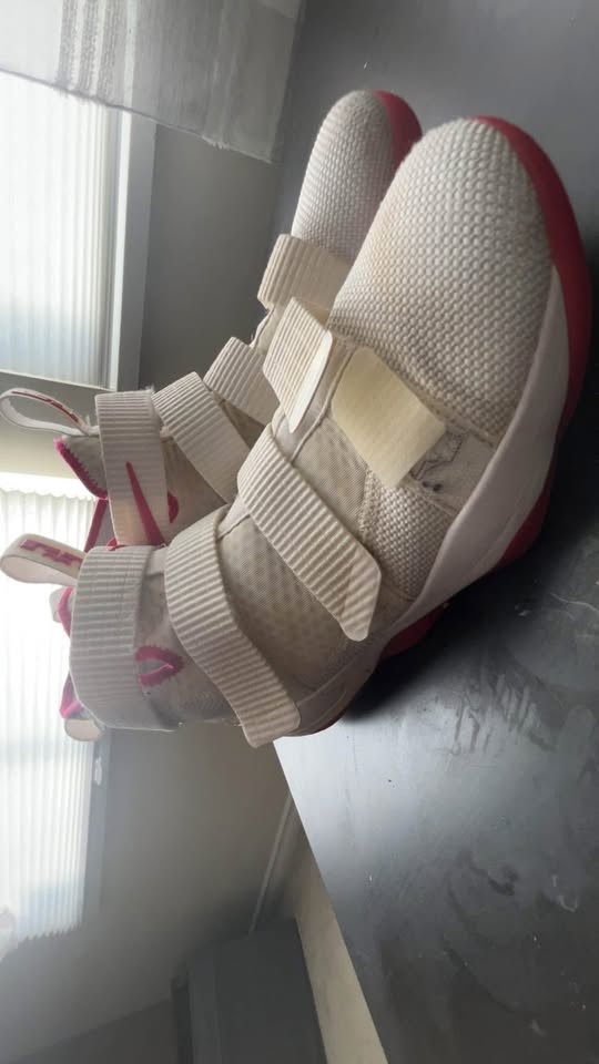LeBrons size 11 basketball shoes - photo 3