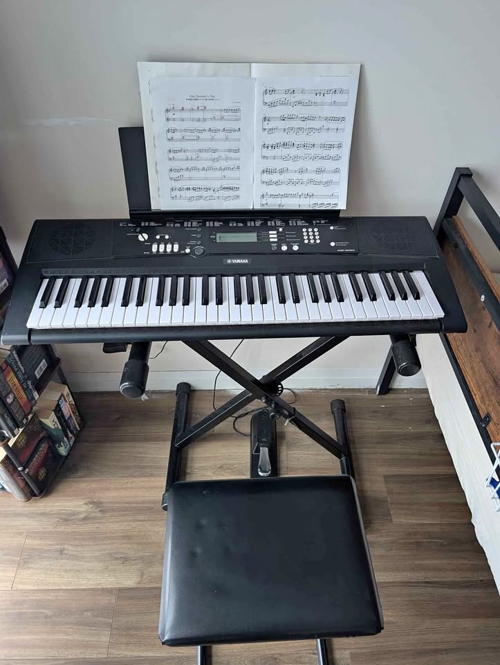 Yamaha EZ-220 Digital Keyboard (Lighted Keys) + Sustain Pedal