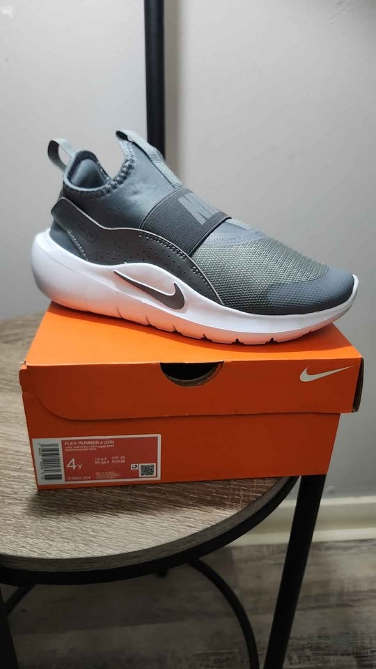 Kids' Nike Tennis Shoes Size 4Y - photo 2