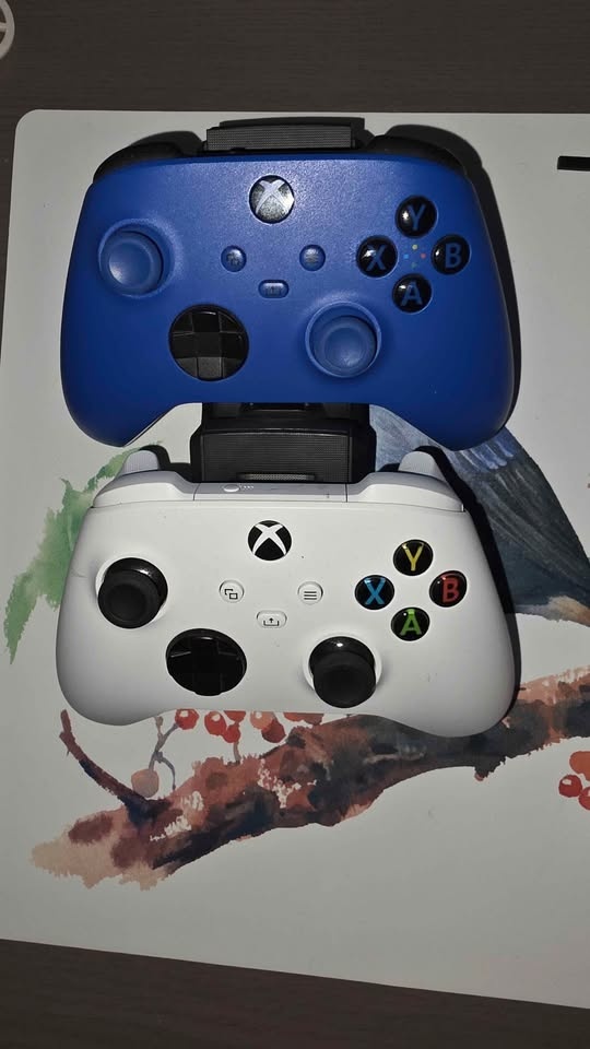 2 Xbox Controllers with Dock - photo 3