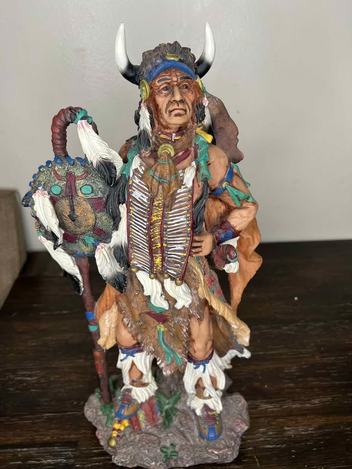 Native American Indian Chief Statue - photo 2