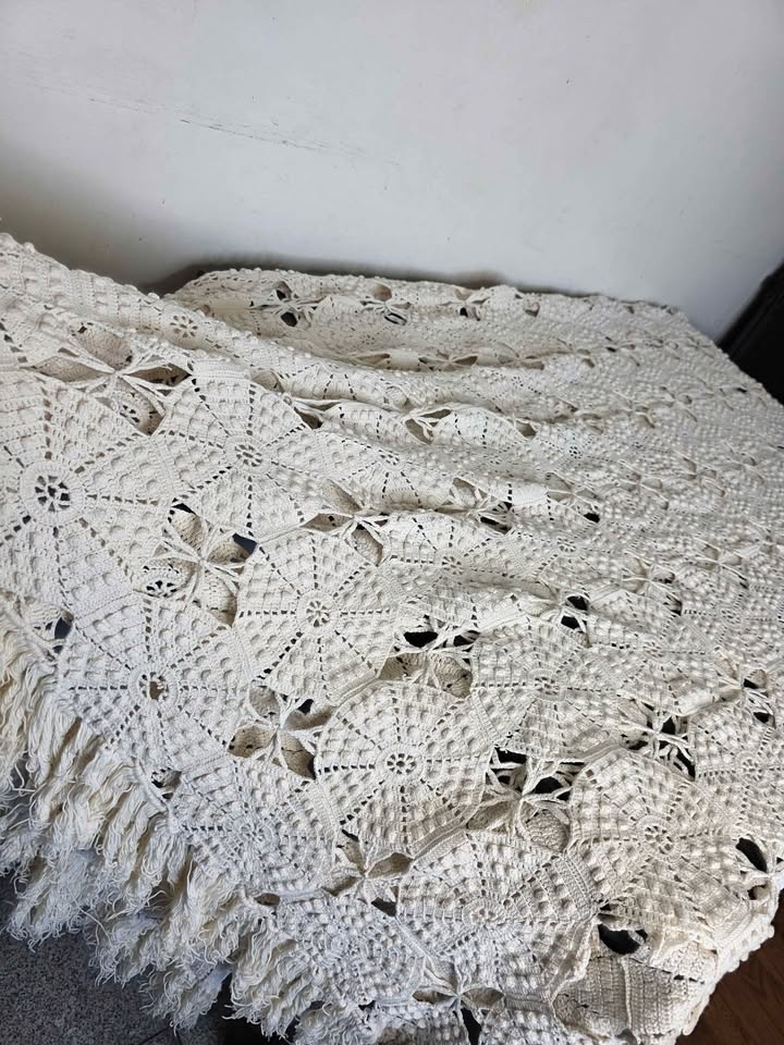 Hand Crocheted Blanket - photo 5