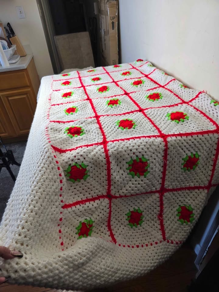 Hand-Knitted Blanket - photo 3