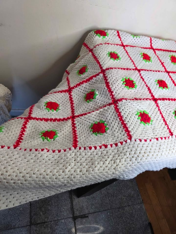 Hand-Knitted Blanket - photo 4