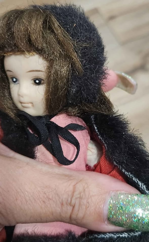 Vintage porcelain and cloth doll - photo 3