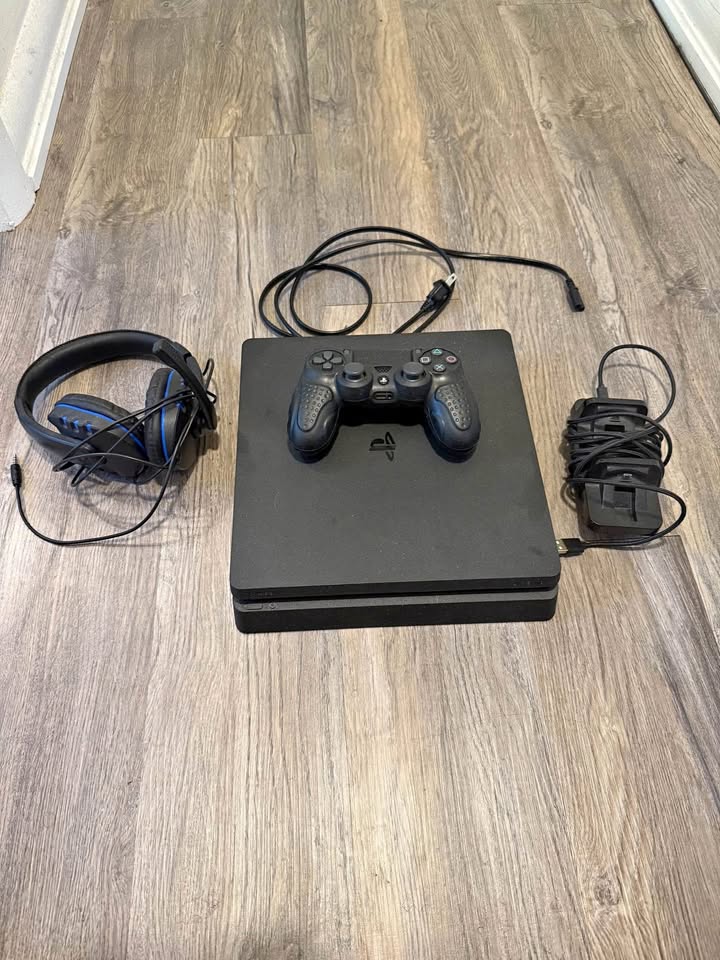 PS4 (500GB) + Gaming Headset, Dock + Overwatch Legendary Edition