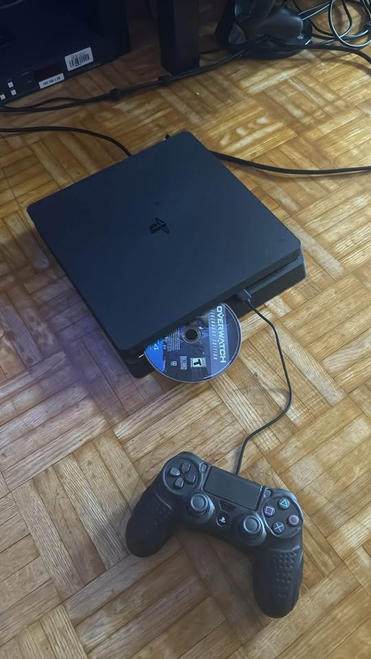 PS4 (500GB) + Gaming Headset, Dock + Overwatch Legendary Edition - photo 5