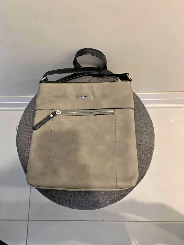 ROOTS beige leather bag
