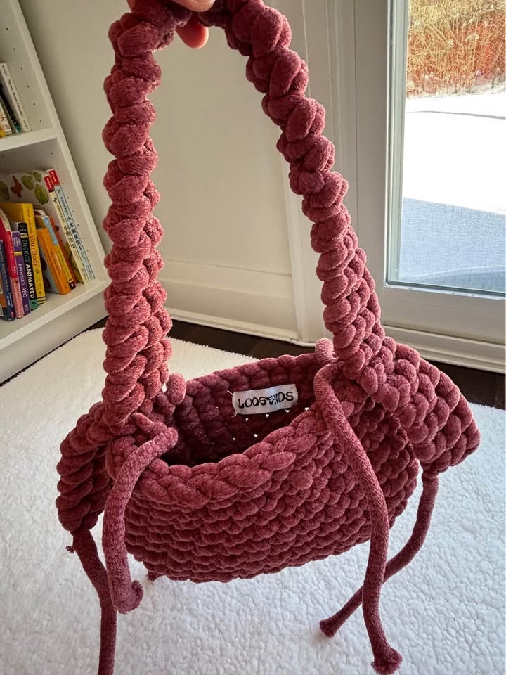 Loosends Handmade Crochet/Knit Pink Shoulder Bag - photo 2