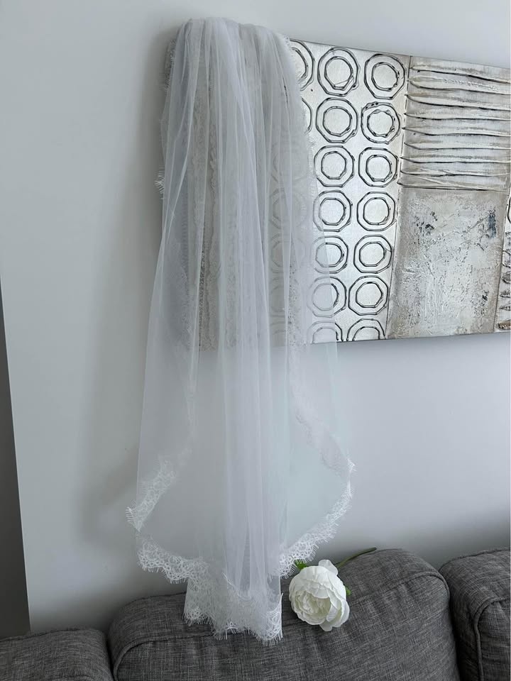 Lace Veil Soft White and Ivory Fingertip - photo 2