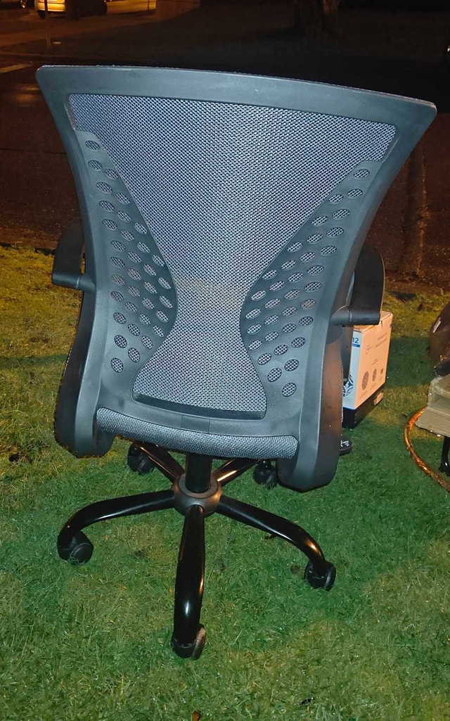Black Mesh Office Chair - photo 3
