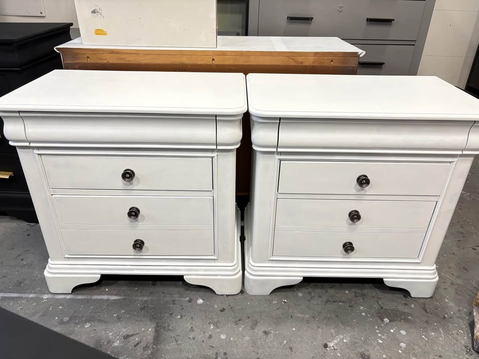 Pair of white night stands - beautiful with silver handles - photo 2