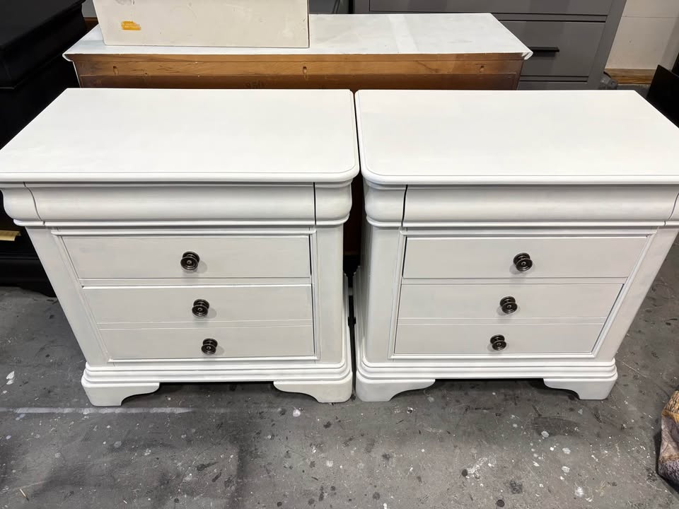 Pair of white night stands - beautiful with silver handles - photo 3
