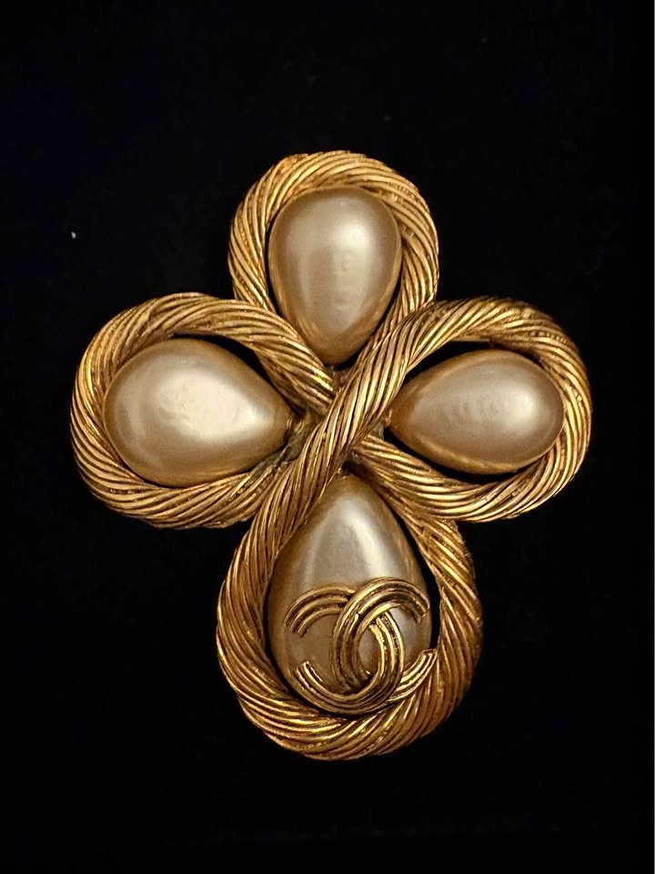 CHANEL Vintage Gold Pearl Twisted Clover Brooch 94A