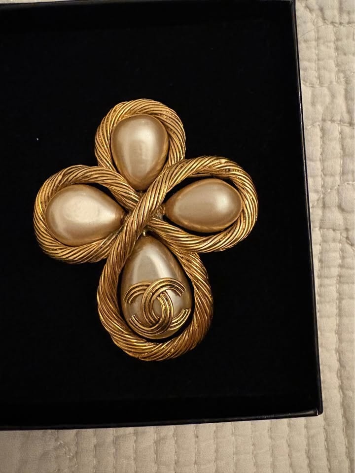 CHANEL Vintage Gold Pearl Twisted Clover Brooch 94A - photo 2