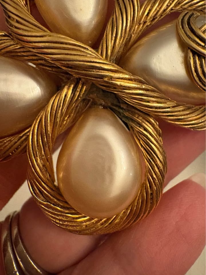 CHANEL Vintage Gold Pearl Twisted Clover Brooch 94A - photo 3