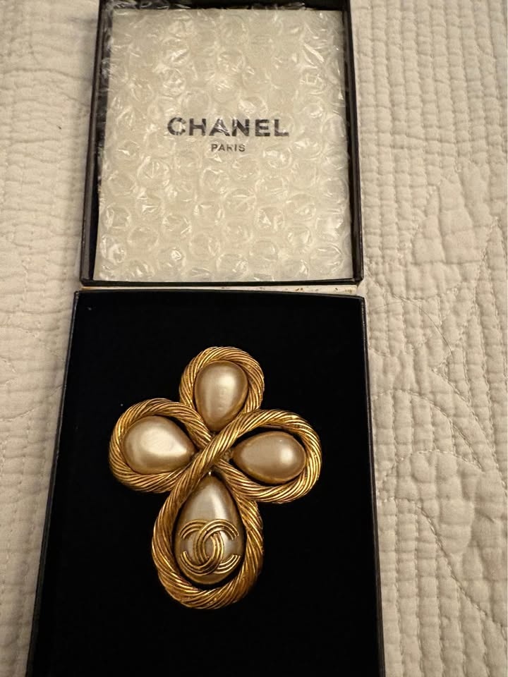 CHANEL Vintage Gold Pearl Twisted Clover Brooch 94A - photo 4