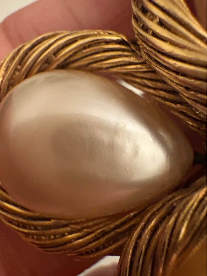 CHANEL Vintage Gold Pearl Twisted Clover Brooch 94A - photo 5