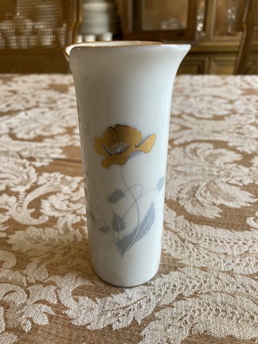 White Porcelain Vase With Delicate Flowers - Made In Spain - photo 2